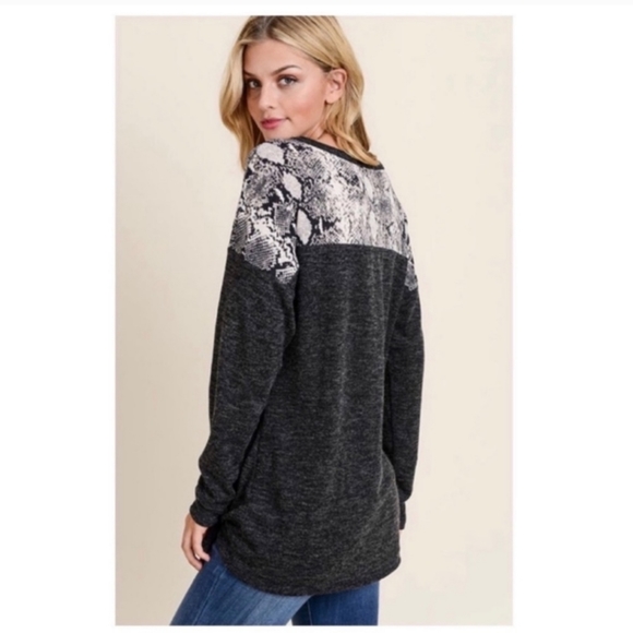 Contrast Snake Print Tie bottom sweater - Picture 5 of 7